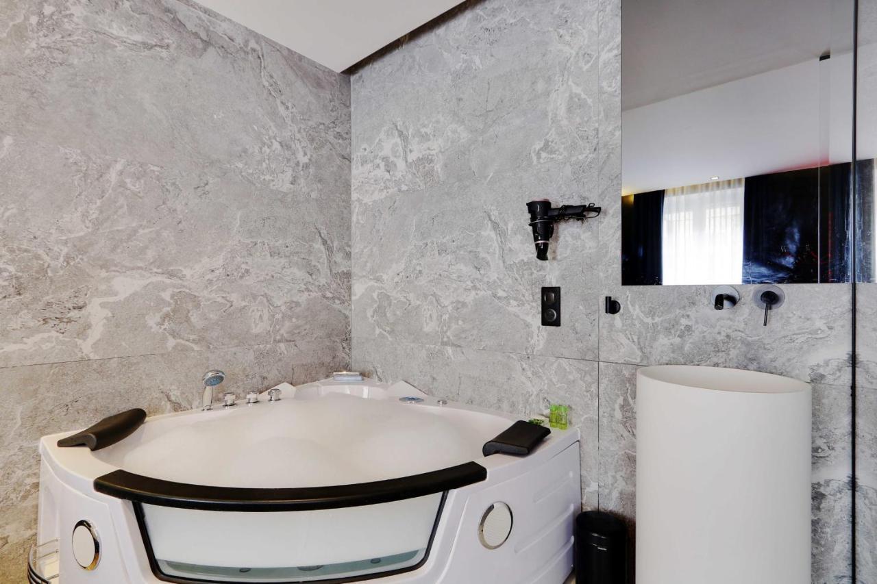 Couples Getaway Unit With Jacuzzi - City Center Париж Экстерьер фото